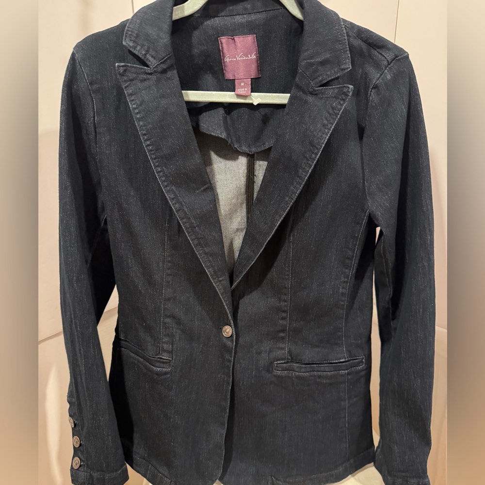 Jean jacket with style. Perfect for jeans or to dress up. Cotton/spandex mix Med